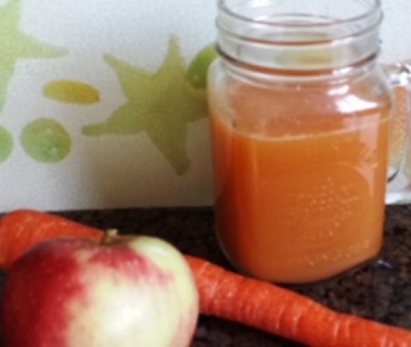 紅蘿蔔蘋果汁食譜做法-紅蘿蔔蘋果健康蔬果汁料理:紅蘿蔔蘋果汁含太陽能喔!