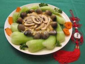 蘑菇食譜（三色菜心）：一道搭配草菇＋玉米筍＋青江菜的美味蘑菇食譜食譜。