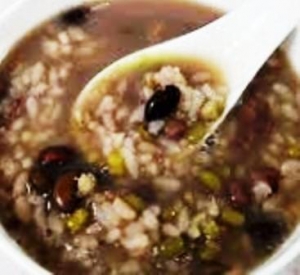 夏季薏米養生粥食譜-三豆薏米養生粥做法料理:三豆薏米粥具有健脾祛濕清熱解毒的功效!