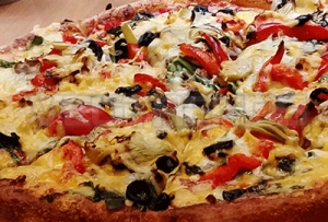 番茄食譜：西西里鮮蔬茄汁披薩！西西里鮮蔬茄汁披薩料多味美～簡易素食鮮蔬番茄pizza做法大公開