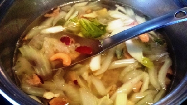夏季白木耳蔬食養生湯食譜-輕食白木耳蔬食養生湯做法料理:白木耳含多醣體具有保健腸道功能!