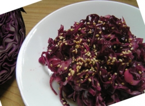 簡易涼拌高麗泡菜食譜-涼拌醋漬紫高麗菜料理做法:涼拌紫高麗泡菜做法酸酸脆脆真開胃!